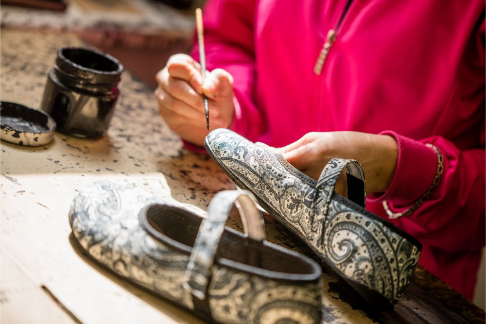 Žena upravuje plátěné barefoot balerínky Ahinsa shoes