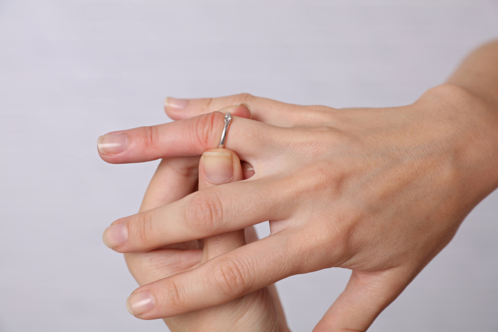Jak sundat prsten z oteklého prstu?