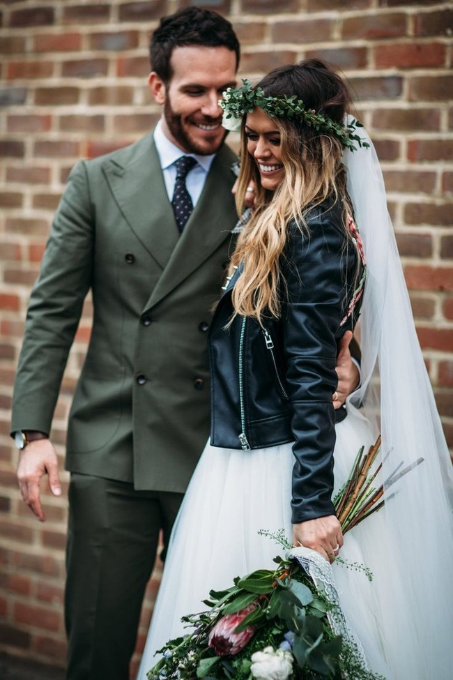 Kožená bunda a svatební šaty