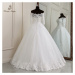 Svatební šaty pro nevěstu s odhalenými rameny