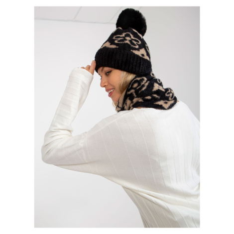 Dámská černo-béžová zimní čepice s bambulí Fashionhunters