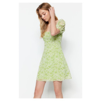 Trendyol zelené květinové šifonové šaty s podšívkou do A