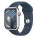 Apple Watch Series 9 45mm Cellular Stříbrný hliník s bouřkově modrým sportovním řemínkem - M/L