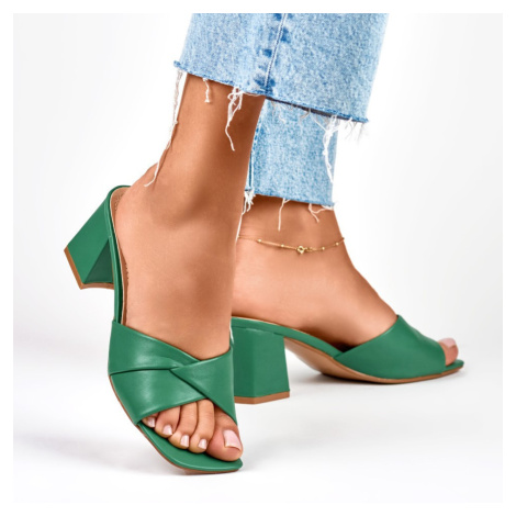 Zelené dámské pantofle na nízkém podpatku