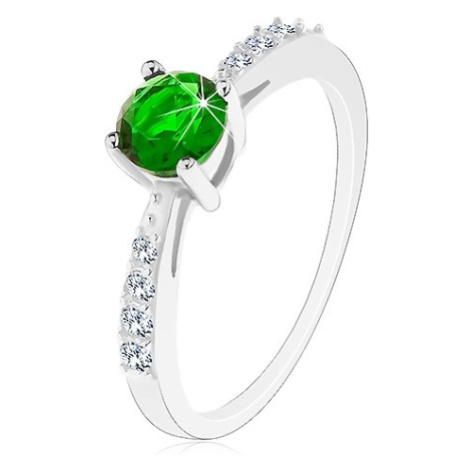 Stříbrný 925 prsten, lesklá ramena vykládaná čirými zirkonky, zelený zirkon Šperky eshop