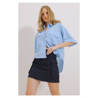 Trend Alaçatı Stili Dámská modrá lněná košile s dvojitou kapsou a krátkým rukávem