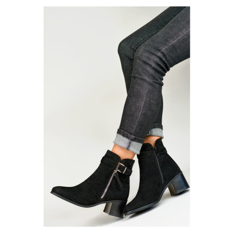 Černé dámské nízké boty na podpatku s přezkou