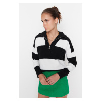 Trendyol černý měkký texturovaný pletený svetr s vysokým výstřihem na zip