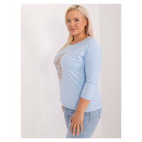 Světle modrá halenka plus size s potiskem