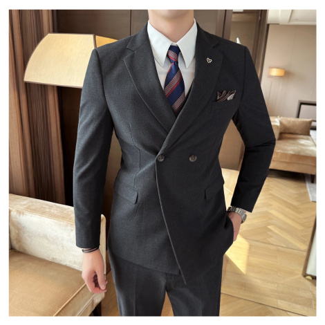 Třídílný pánský oblek s dvouřadým sakem a vestou