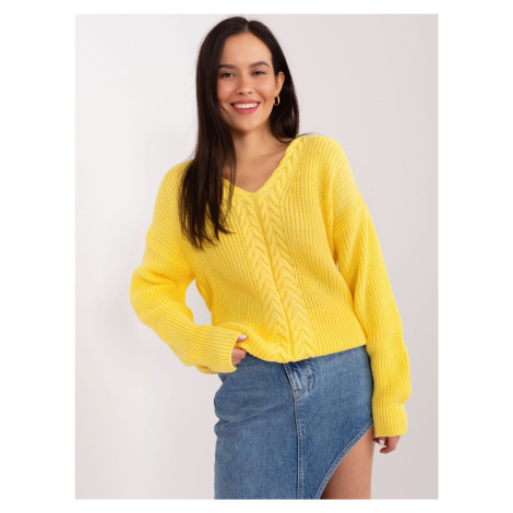 Žlutý dámský klasický svetr s výstřihem Fashionhunters