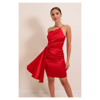 By Saygı, krátké červené šaty z lesklého saténu s jedním ramenem a řaseným podšitím.