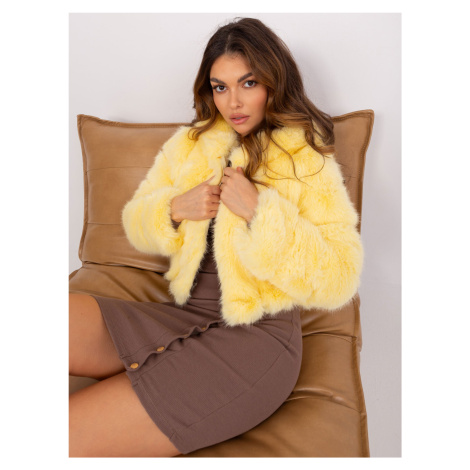 Světle žlutá krátká dámská bunda s vsadkami z ekokůže Fashionhunters