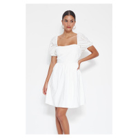 Trendyol bílé mini šaty s výstřihem kolem krku/bruslařky s tkanou bavlněnou podšívkou a detailem