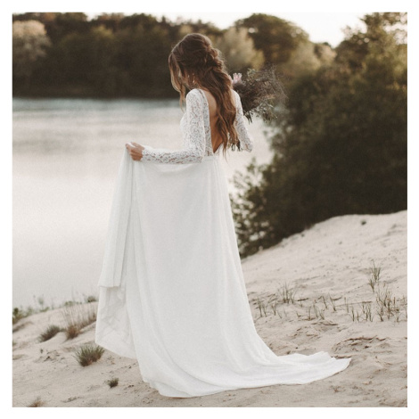 bílé boho svatební šaty s krajkovými rukávky