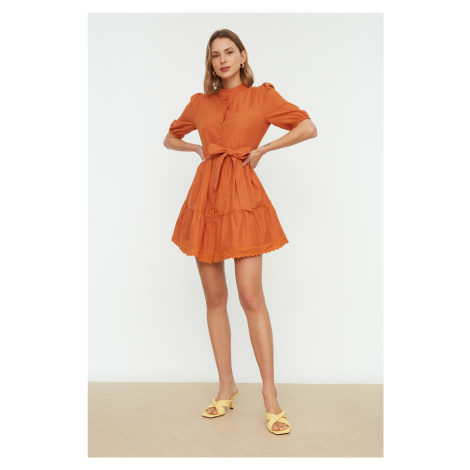 Tkané šaty Trendyol Cinnamon Belted Flounce