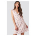 jiná značka NA-KD »Floral Mini Dress« šaty< Barva: Růžová, Mezinárodní