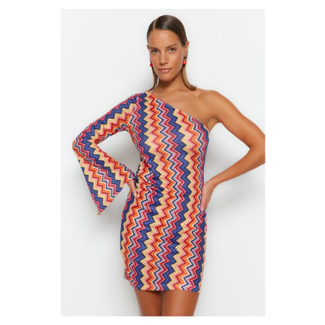 Trendyol geometrické vzorované vypasované mini pletené plážové šaty na jedno rameno