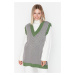Trendyol zelený pruhovaný pletený svetr s výstřihem do V
