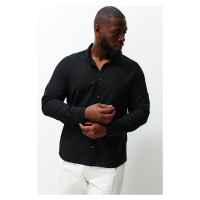 Trendyol Plus Size Černá Košile s Pohodlným Zapínáním a Límcem Regular Fit