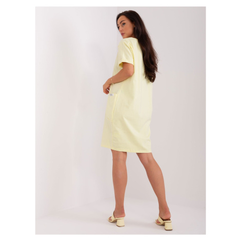 Světle žluté mikinové basic šaty s kapsami Fashionhunters