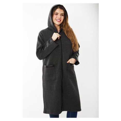 Dámský kabát Šans ve velikosti plus z krémové imitace kůže s kapucí na zip a ozdobami, bez podší Şans