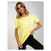 Žlutobílé bavlněné tričko s nápisem