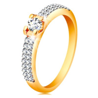 Zlatý 14K prsten - třpytivá ramena, kulatý čirý zirkon v hranatém kotlíku