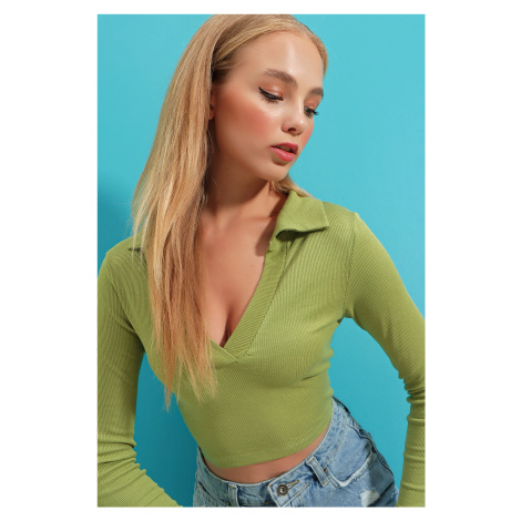 Trend Alaçatı Stili Women's Pistachio Green Polo Neck Corduroy Crop Blouse with a Soft Texture