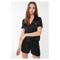 Trendyol černá vyšívaná saténová košile-šortky tkaná pyžamová souprava