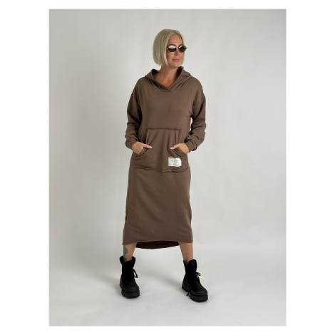 Hnědé šaty s dlouhým rukávem