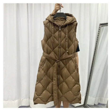 Prošívaná dlouhá vesta s páskem a kapucí