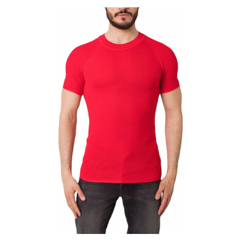 červené pletené tričko