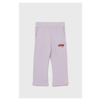 Dětské bavlněné tepláky Guess fialová barva, s aplikací