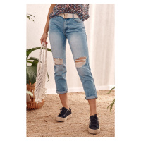 Spodnie jeansowe z dziurami na kolanach
