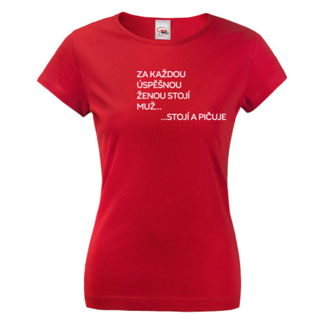 Vtipné dámské tričko s nápisem Za každou úspěšnou ženou stojí muž BezvaTriko