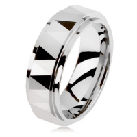 Wolframový broušený prsten stříbrné barvy, trojúhelníky, vyvýšený středový pás