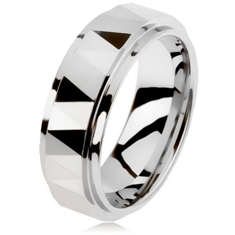 Wolframový broušený prsten stříbrné barvy, trojúhelníky, vyvýšený středový pás Šperky eshop