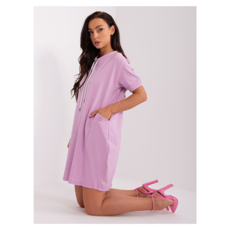 Světle fialové basic mikinové šaty z bavlny Fashionhunters