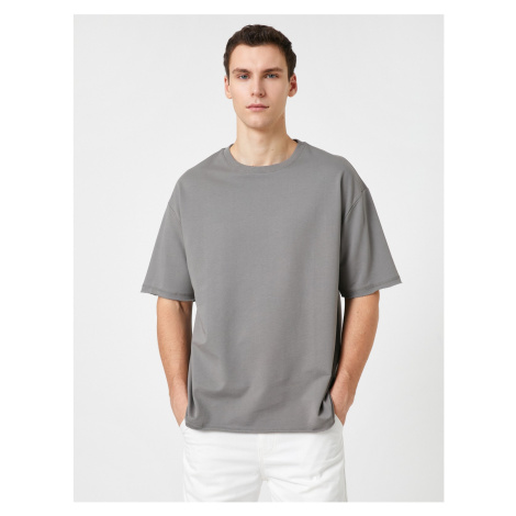 Koton Basic Oversize tričko s kulatým výstřihem a krátkými rukávy.