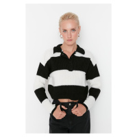 Trendyol černý měkký texturovaný pletený svetr s barevným blokem