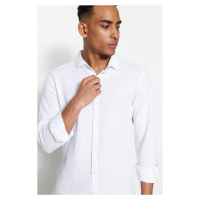 Pánská bílá úzká pletená košile Trendyol, kterou lze snadno vyžehlit.