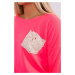 Šaty vázané v pase s flitrovanou náprsní kapsou neonově růžové