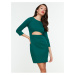 Zelené pouzdrové šaty s průstřihem Trendyol