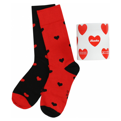 Černo-červené ponožky se srdci