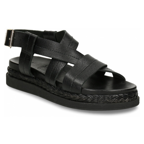 Černé dámské kožené sandály s výraznou podešví