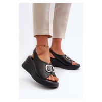 Kožené dámské sandály na klínku s ozdobou, černá Salvania