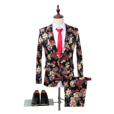 Luxusní oblek typu smoking s květinovými výšivkami