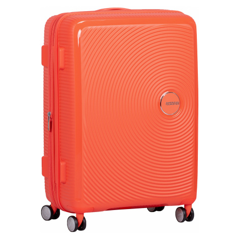 Oranžový kufr na kolečkách
