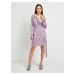 Světle fialové dámské lesklé zavinovací šaty Guess